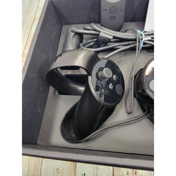 Oculus Rift CVl Touch Controllers Left and Right Pair Black In Box - Picture 3 of 9
